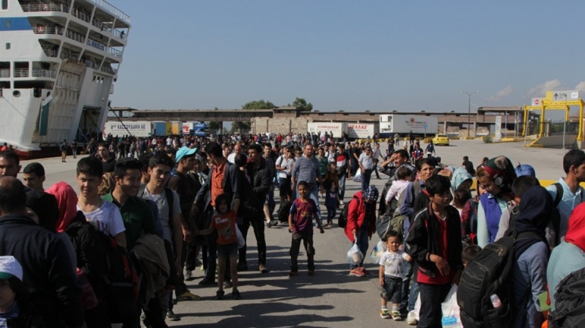Μετακινούν 4.000 μετανάστες από τον Πειραιά στο Σκαραμαγκά