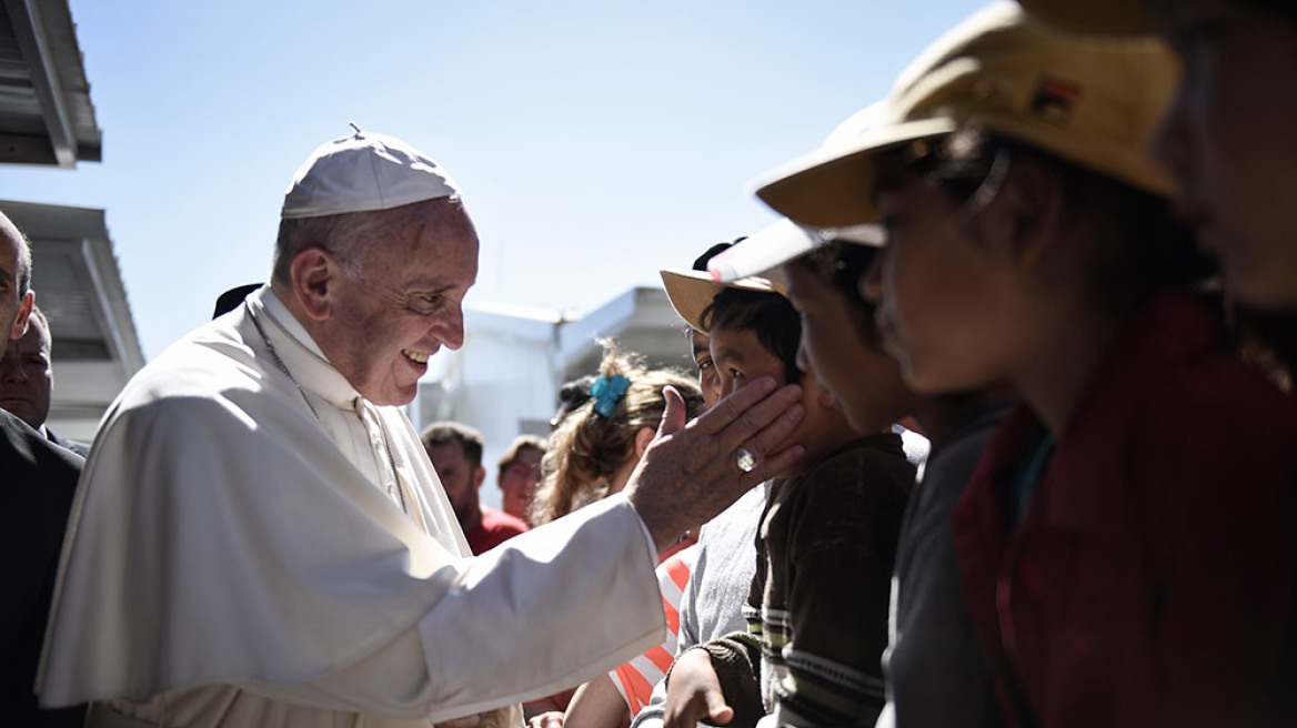 Πάπας: Άσυλο για 12 πρόσφυγες, μηνύματα για όλους  