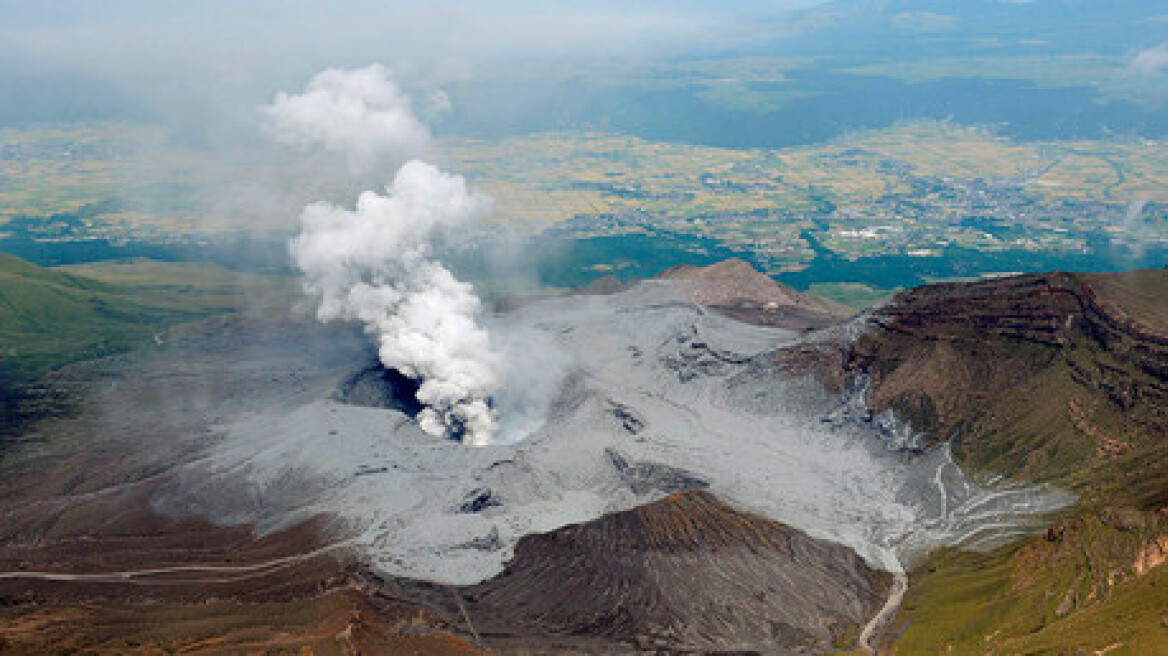 Βίντεο: Εξερράγη το ηφαίστειο Άσο στην Ιαπωνία εξαιτίας των σεισμών