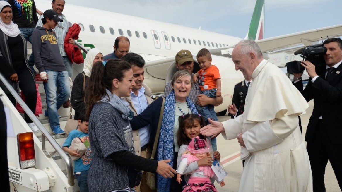 Le Figaro: Γιατί ο Πάπας επέλεξε μαζί του να πάρει 12 μουσουλμάνους από τη Λέσβο
