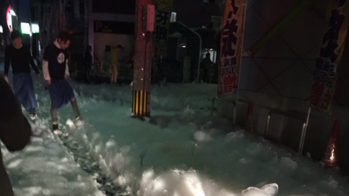 Μετά τον σεισμό, αφρός κάλυψε τους δρόμους ιαπωνικής πόλης