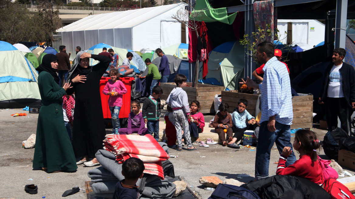 Πάνω από 3.700 πρόσφυγες παραμένουν στο λιμάνι του Πειραιά
