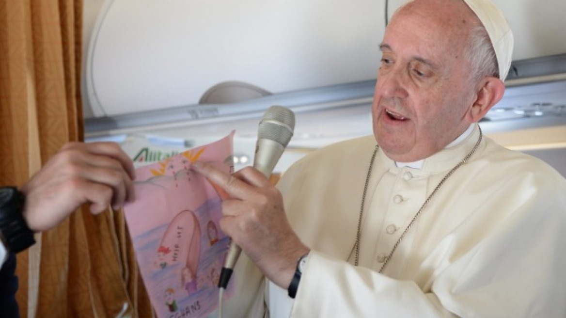 Βίντεο: Ο Πάπας δείχνει συγκινημένος τις ζωγραφιές των προσφυγόπουλων