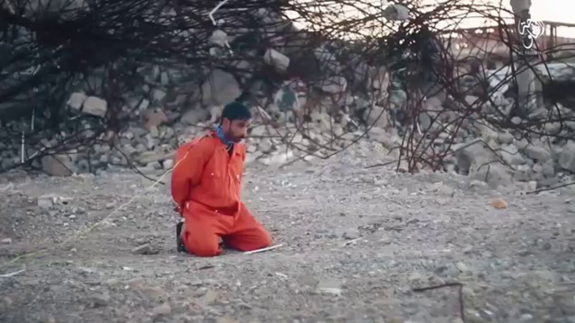 Βίντεο-σοκ: Τζιχαντιστές εκτελούν κρατούμενο με αυτοσχέδιο εκρηκτικό περιλαίμιο