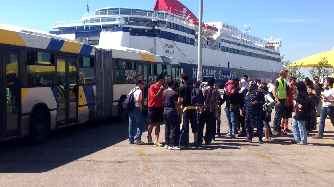 «Μπάχαλο» στον Πειραιά: Αλληλέγγυοι κάνουν κουμάντο στους λιμενικούς 