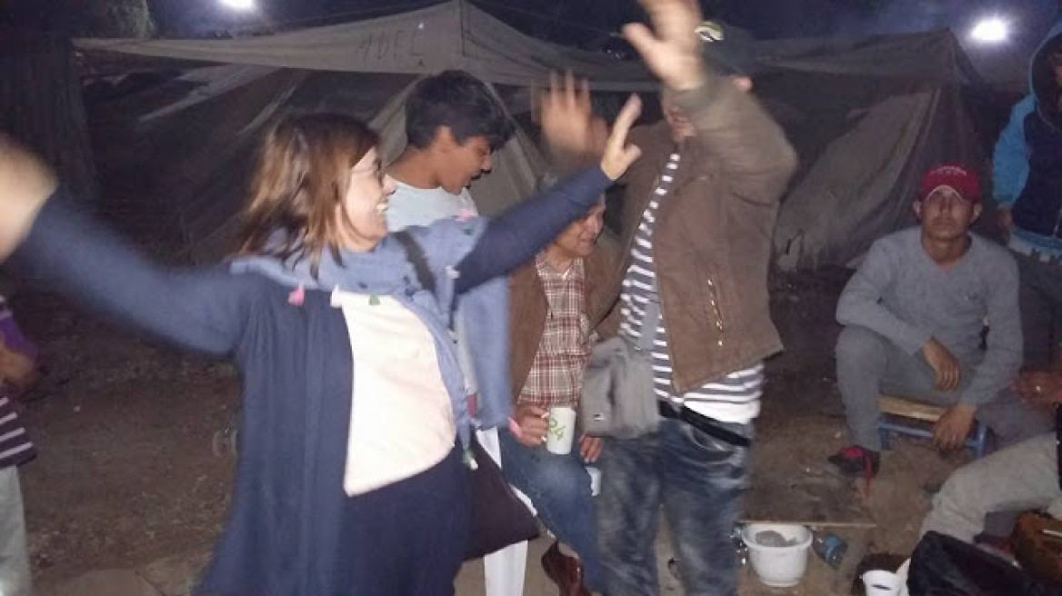 Βουλευτίνα του ΣΥΡΙΖΑ χορεύει τσιφτετέλι με τους πρόσφυγες 