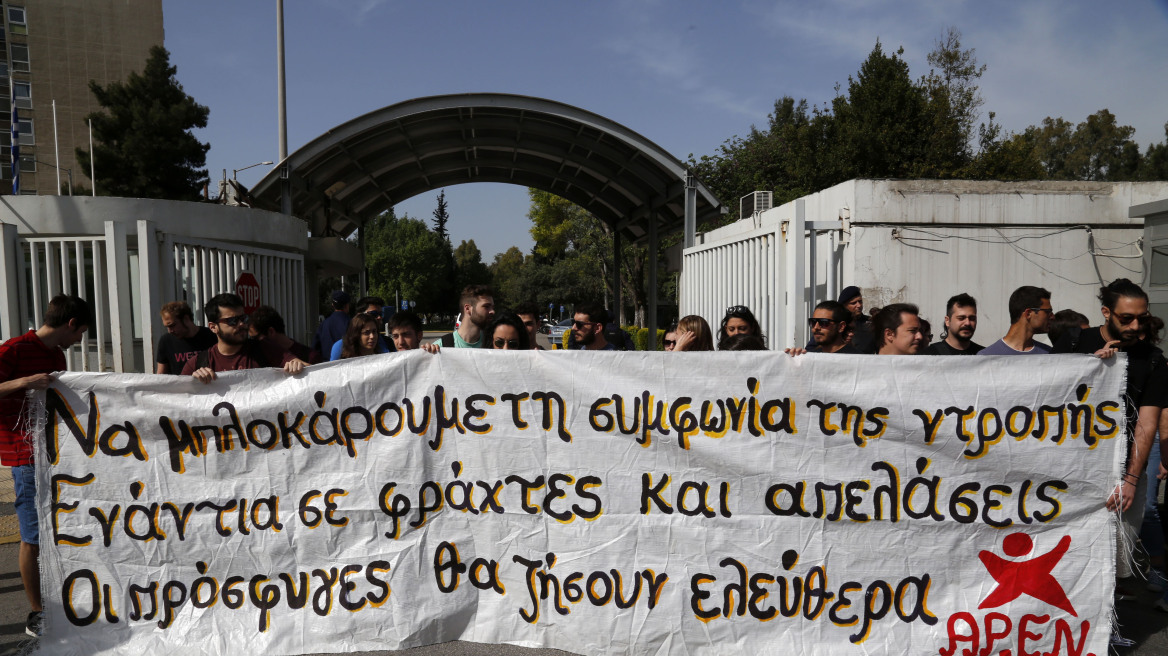 Προσφυγικό: Έξι προσαγωγές αλληλέγγυων έξω από το υπουργείο Προστασίας του Πολίτη