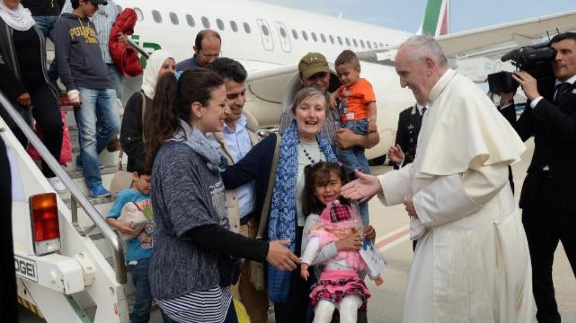 «Ο Πάπας είναι ένας άγγελος» λένε οι οικογένειες που πήρε μαζί του από τη Λέσβο