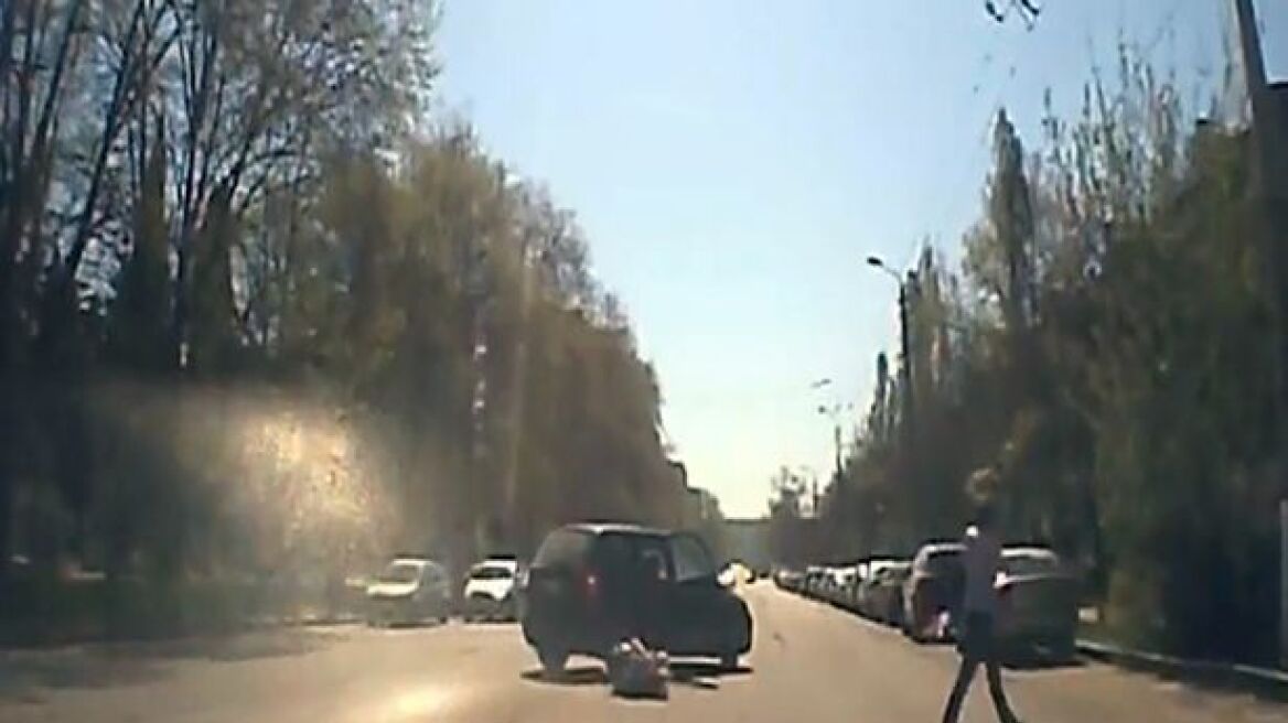 Βίντεο: Μητέρα και παιδί πέφτουν στο δρόμο όταν το αυτοκίνητο κάνει αναστροφή