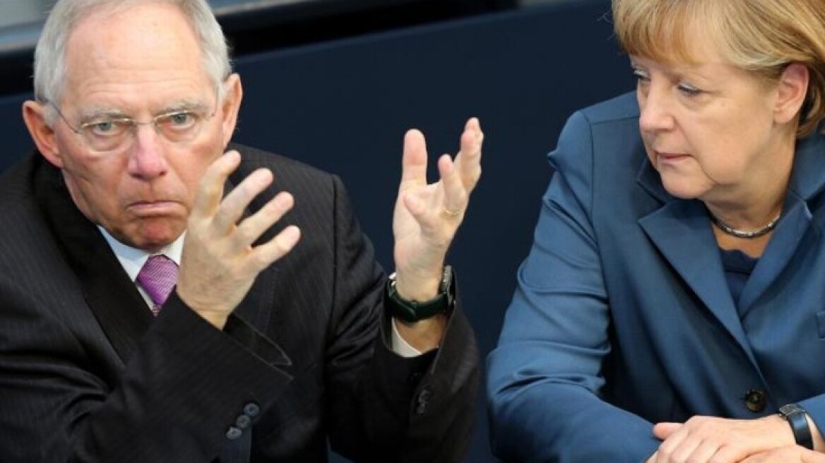 Η Μέρκελ σε αντίθετη γραμμή από τον Σόιμπλε - Στηρίζει την ανεξαρτησία της ΕΚΤ
