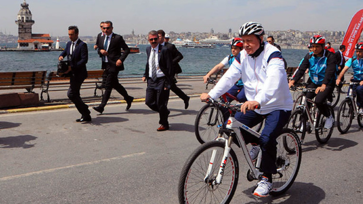 Ο Ερντογάν βάζει τους Τούρκους να κάνουν... ποδήλατο!
