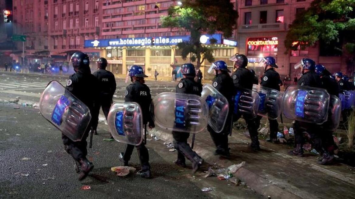 Βίντεο: Ξύλο ανάμεσα σε οπαδούς στο Μπουένος Άιρες!