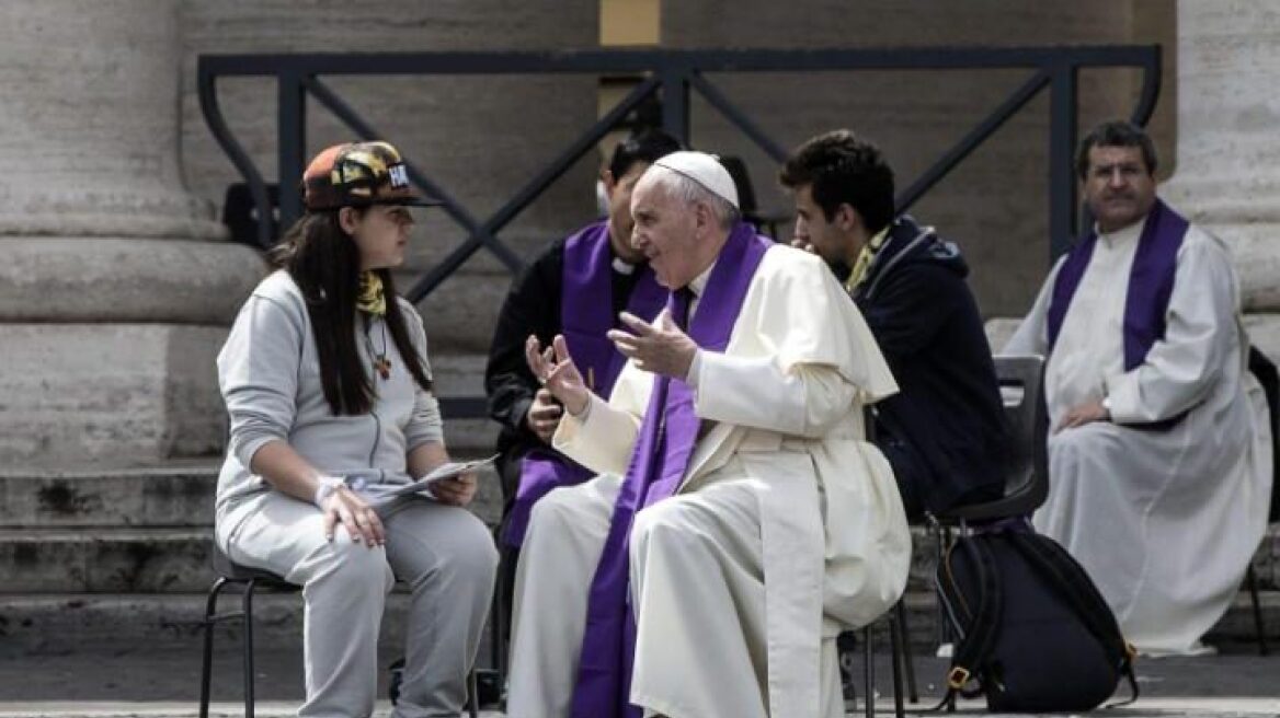 Βίντεο: Ο Πάπας Φραγίσκος εξομολογεί στην πλατεία του Αγίου Πέτρου