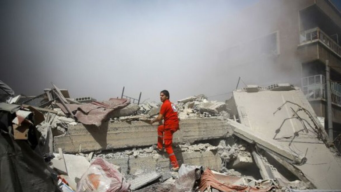 Δεκατρείς νεκροί από βομβαρδισμούς στη Συρία 