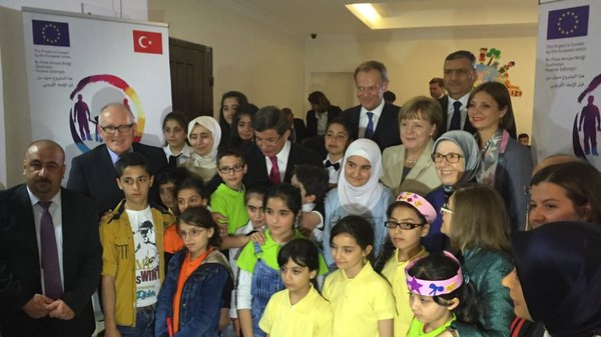 Μέρκελ και Τουσκ «αγκαλιά με πρόσφυγες» σε προσφυγικό καταυλισμό στην Τουρκία
