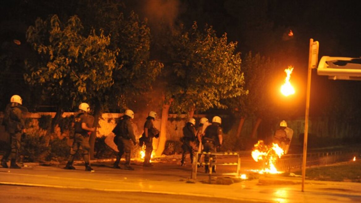 Molotov bombs, super market raids: Anarchists wreak havoc across Athens (photos)
