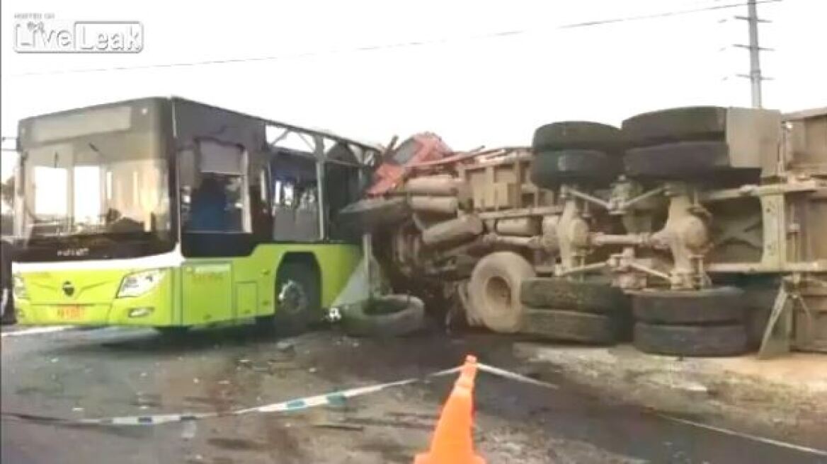 Βίντεο σοκ: Δείτε τους επιβάτες λεωφορείου σε σύγκρουση με φορτηγό