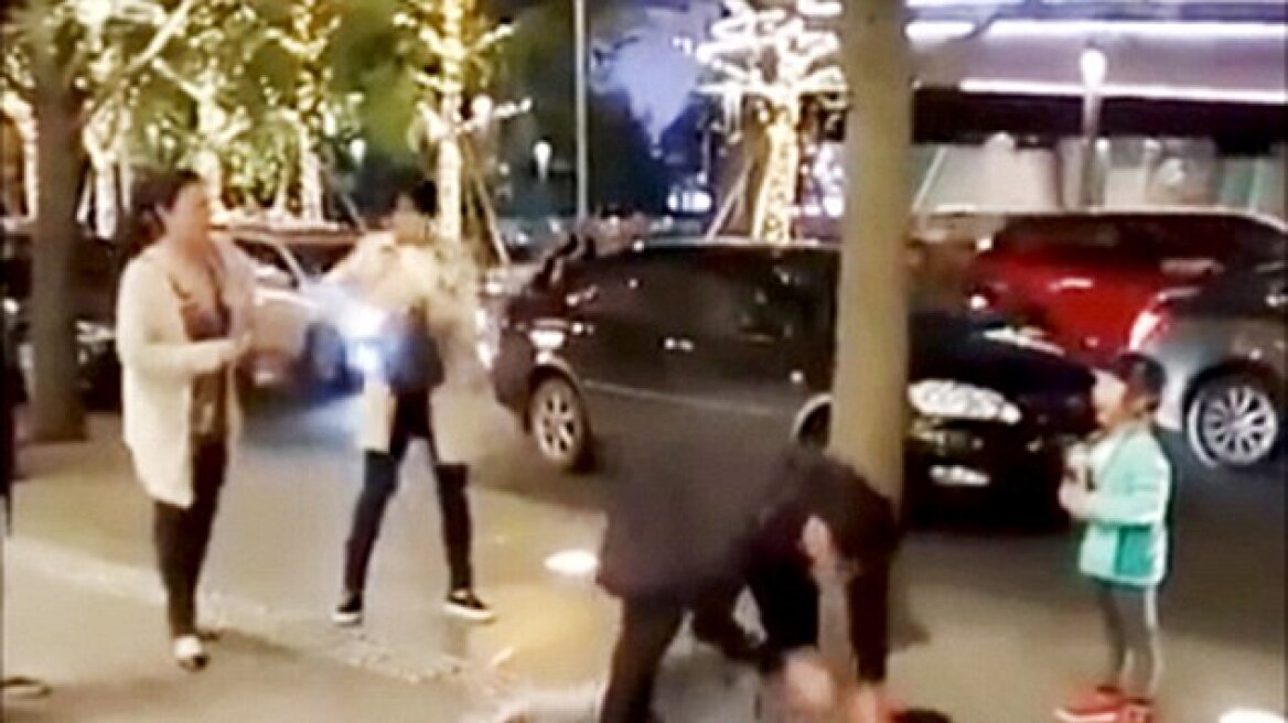 Βίντεο-σοκ: Άνδρας χτυπά με μανία τη γυναίκα του σε κεντρικό δρόμο της Κίνας