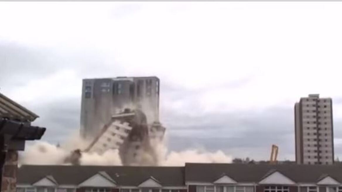 Απίστευτη αποτυχία: Έβαλαν τα εκρηκτικά της κατεδάφισης αλλά τα κτίρια δεν έπεσαν!