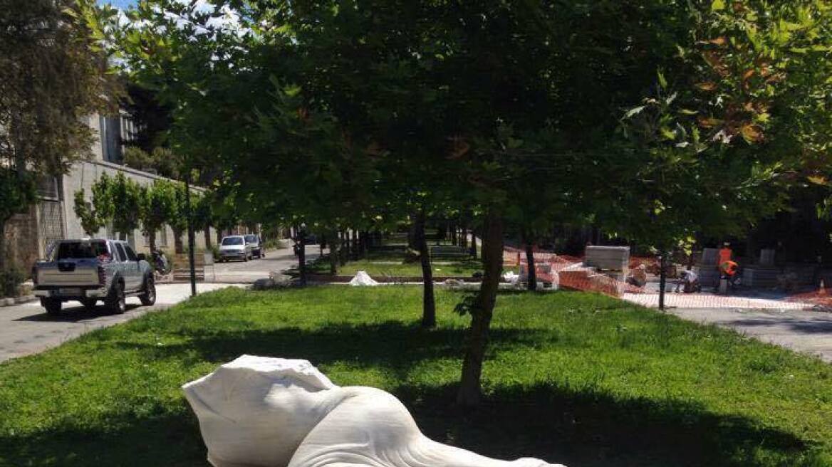 «Αποκεφάλισαν» το άγαλμα της Βορείου Ηπείρου στο κέντρο της Αθήνας
