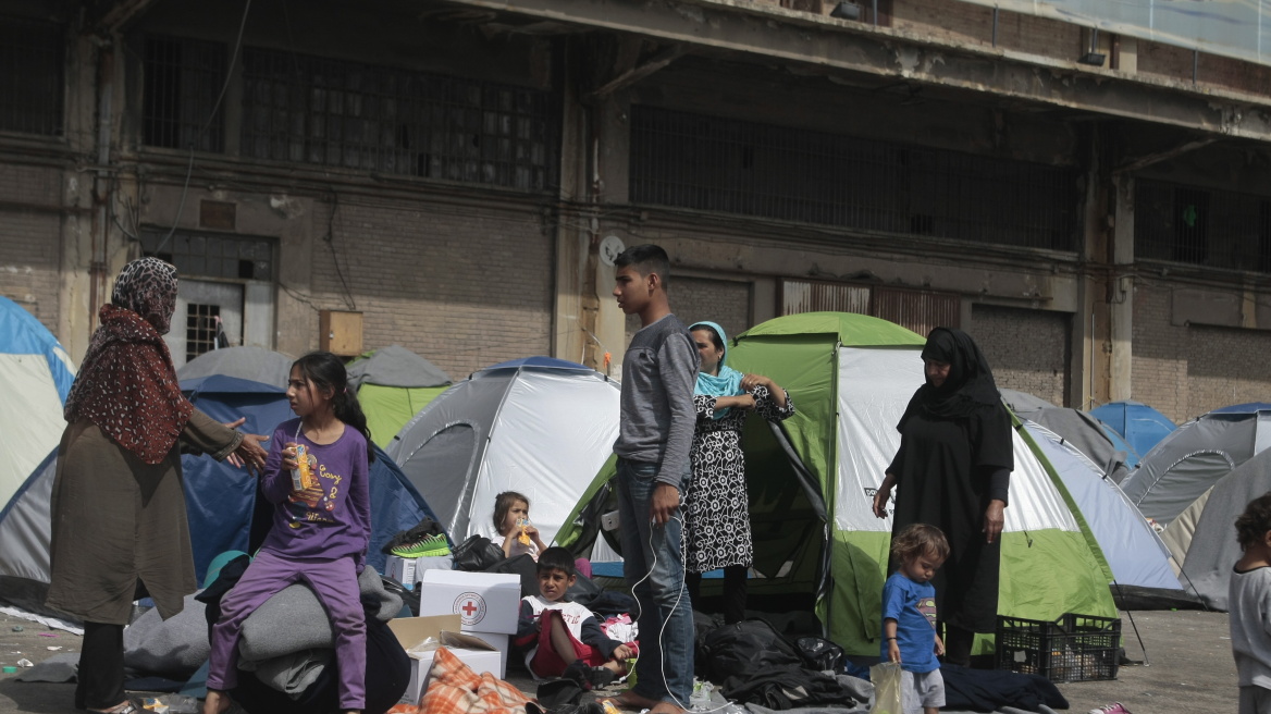Πέντε ημέρες πριν το Πάσχα: 2.680 πρόσφυγες στο λιμάνι του Πειραιά