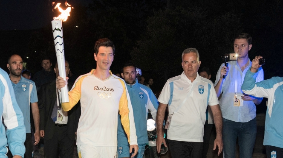Σάκης Ρουβάς: Έφερε την Ολυμπιακή Φλόγα κάτω από την Ακρόπολη