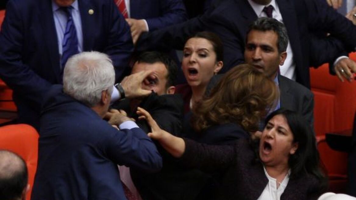 Βίντεο: Ρινγκ με γροθιές η τουρκική βουλή