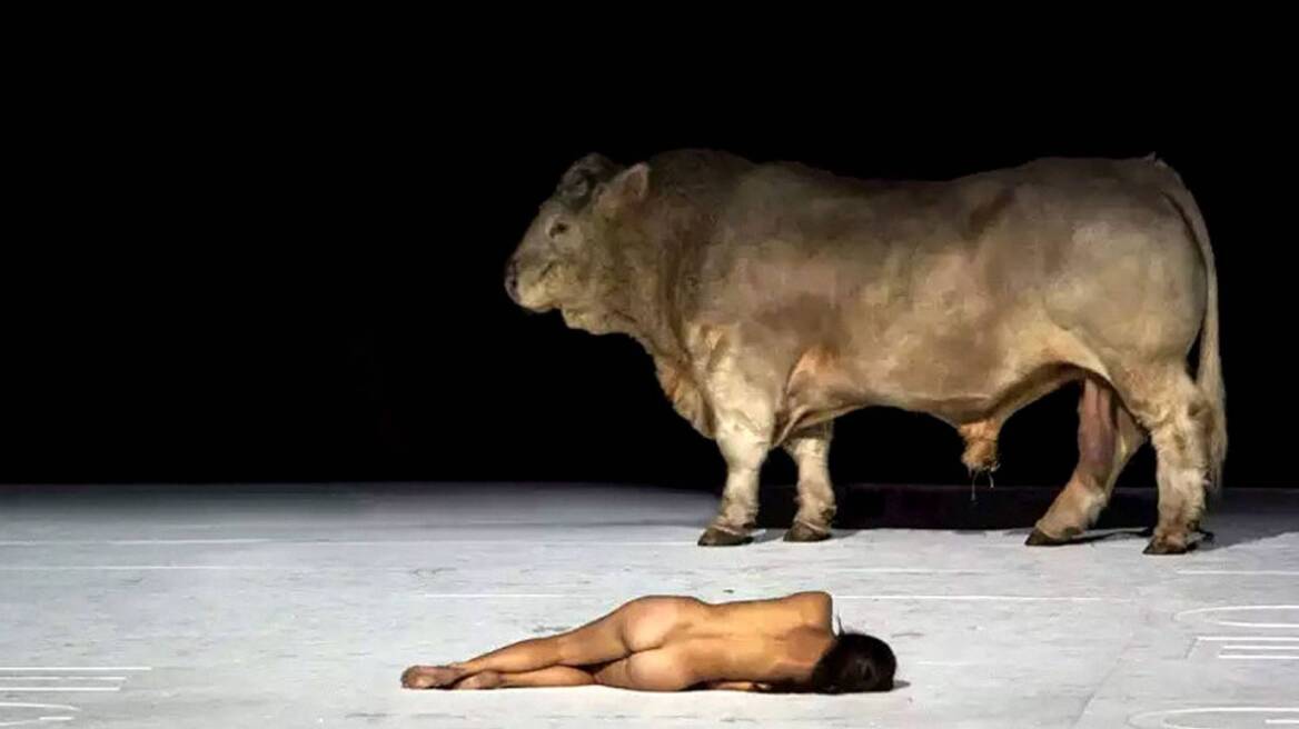 Θεατρικό με έναν ταύρο και ένα ολόγυμνο μοντέλο «ξεσηκώνει» την Ισπανία