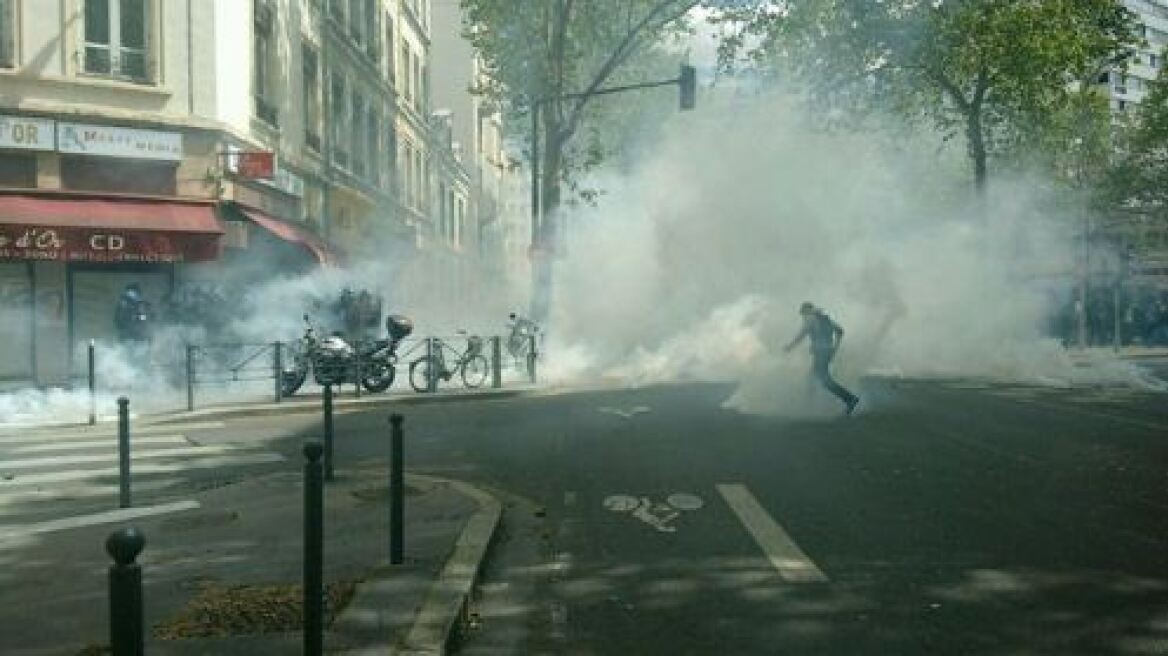 Βίντεο: Δακρυγόνα, συγκρούσεις και καμένα αυτοκίνητα στο Παρίσι