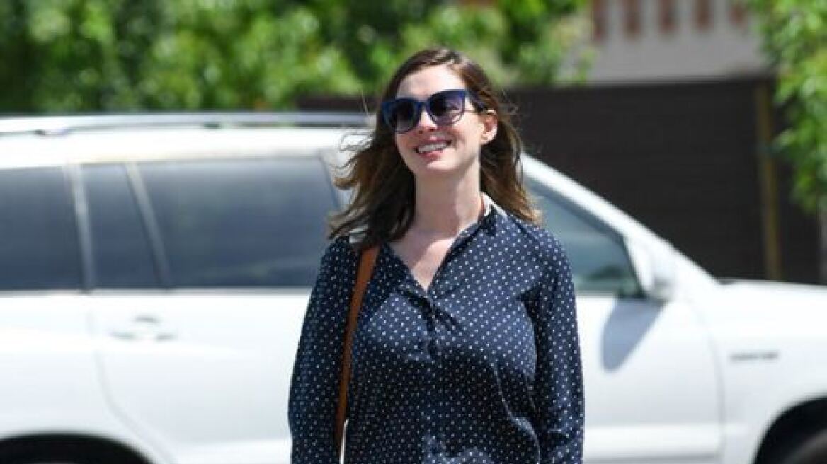Anne Hathaway: Εμφανώς αδυνατισμένη στην πρώτη βόλτα με τον γιο της