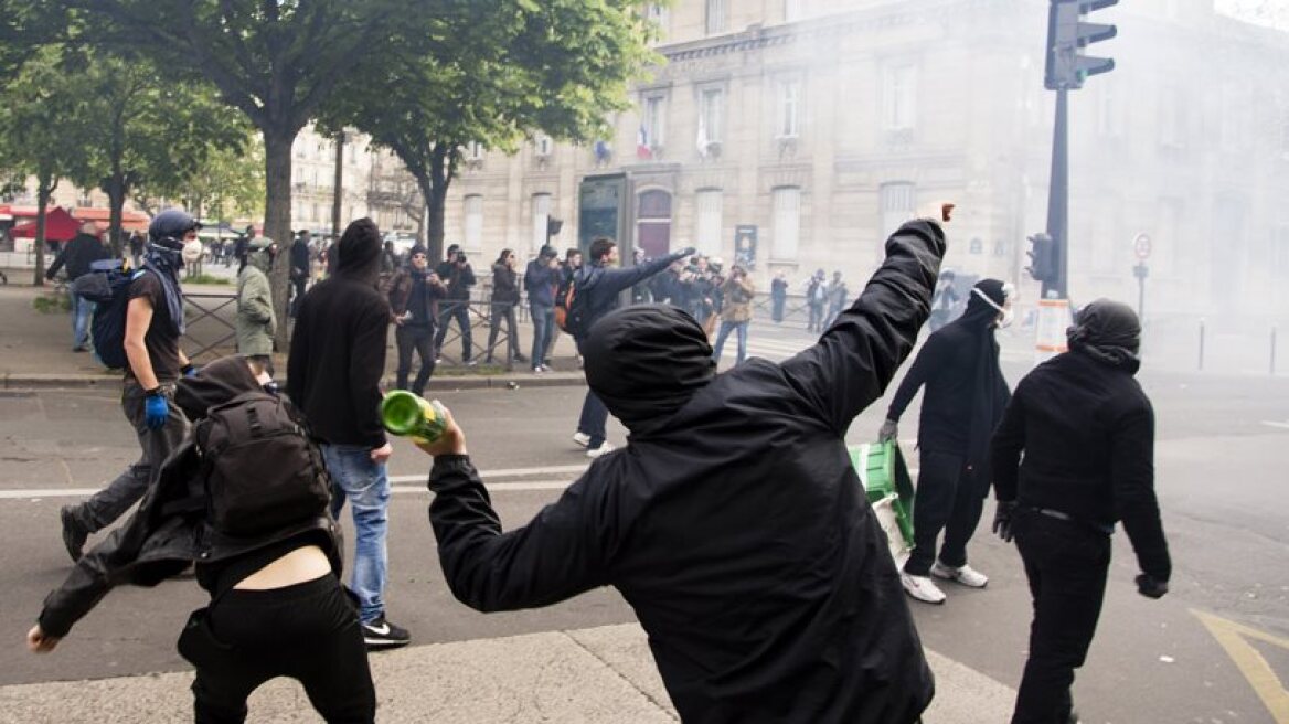 Demonstrations in France against labour law escalate with clashes (video)