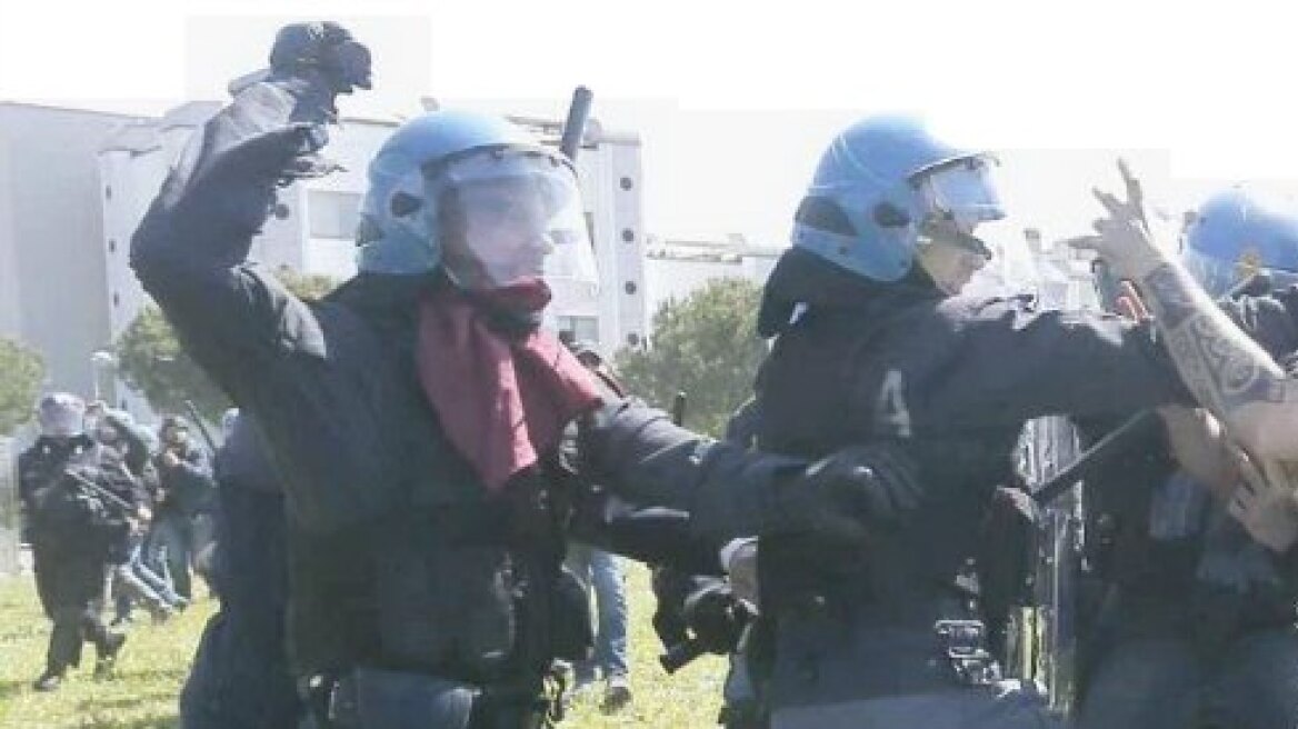 Βίντεο: Άγριες συμπλοκές μεταξύ αστυνομικών και διαδηλωτών στην Πίζα