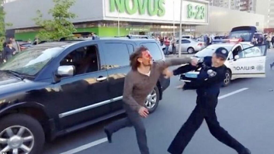 Απίστευτο βίντεο: Χρειάζονται 7 αστυνομικοί για να «κάνουν καλά» Ολυμπιονίκη πάλης