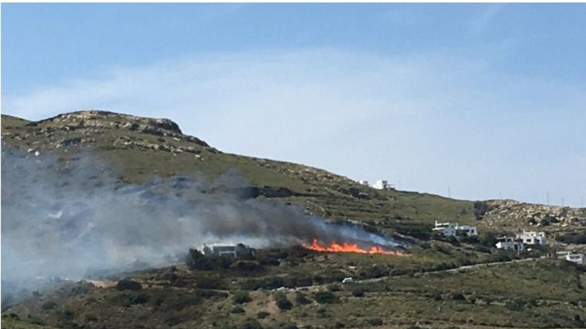 Άνδρος: Υπό έλεγχο μεγάλη φωτιά σε κατοικημένη περιοχή 