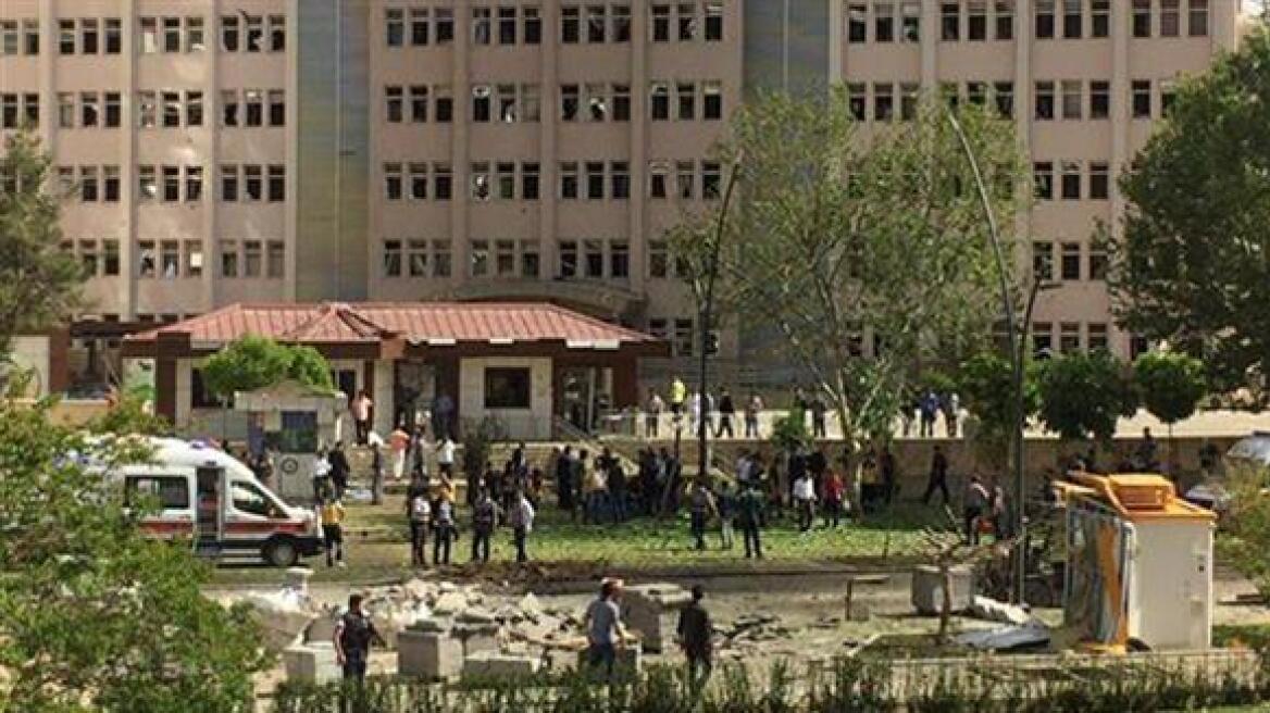 Ένας νεκρός από έκρηξη βόμβας κοντά σε αστυνομικό τμήμα στην Τουρκία