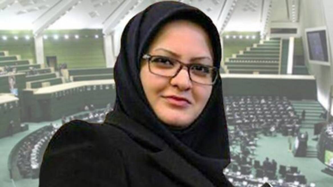 Ιράν: Γυναίκα εξελέγη βουλευτής αλλά αποκλείστηκε για μία… χειραψία