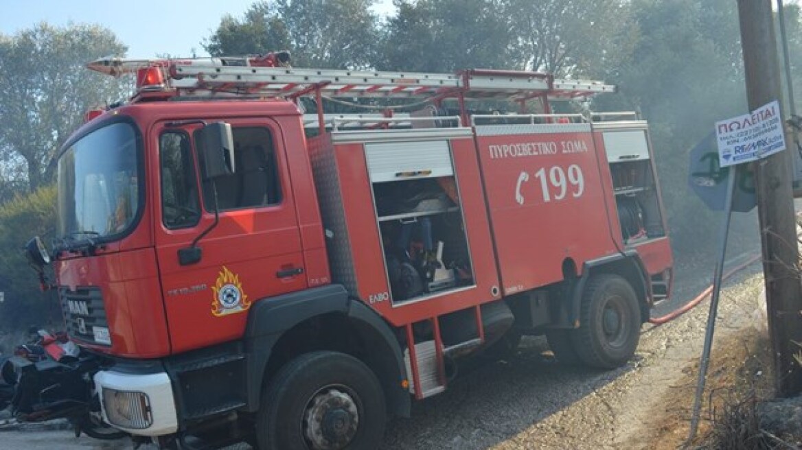 Δεκαοκτώ πυρκαγιές σε όλη τη Χίο από τις ρίψεις βεγγαλικών
