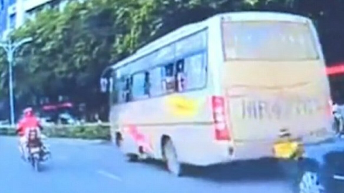 Βίντεο σοκ: Κοριτσάκι δύο ετών πέφτει από το παράθυρο λεωφορείου