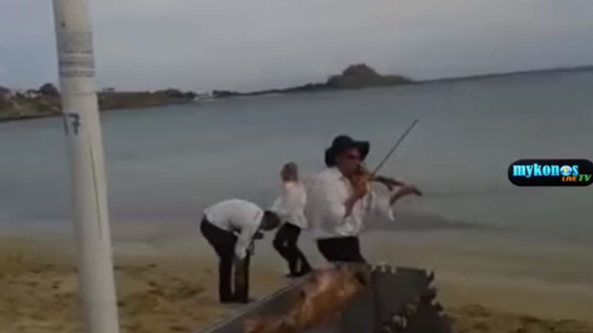 Τραγουδιστής πέφτει με τα ρούχα στα νερά της Μυκόνου και παρασύρει τουρίστρια
