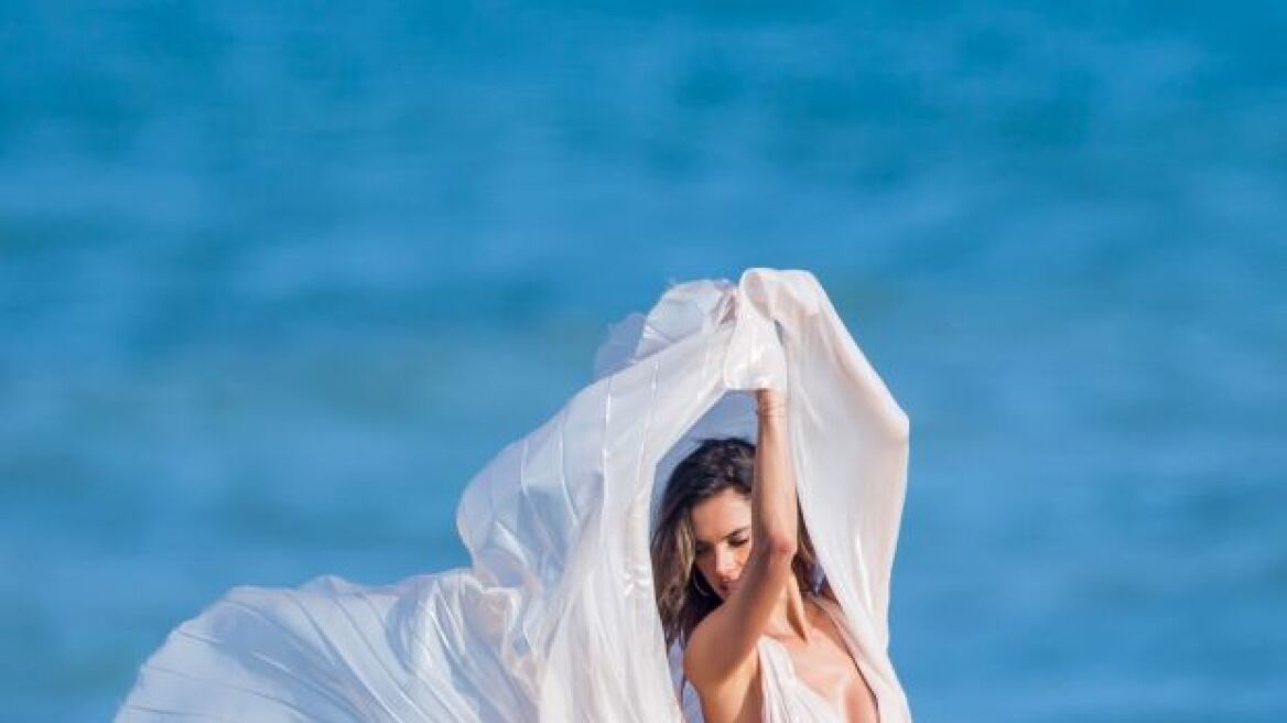Alessandra Ambrosio: Αποκαλύφθηκε το στήθος της σε φωτογράφιση 