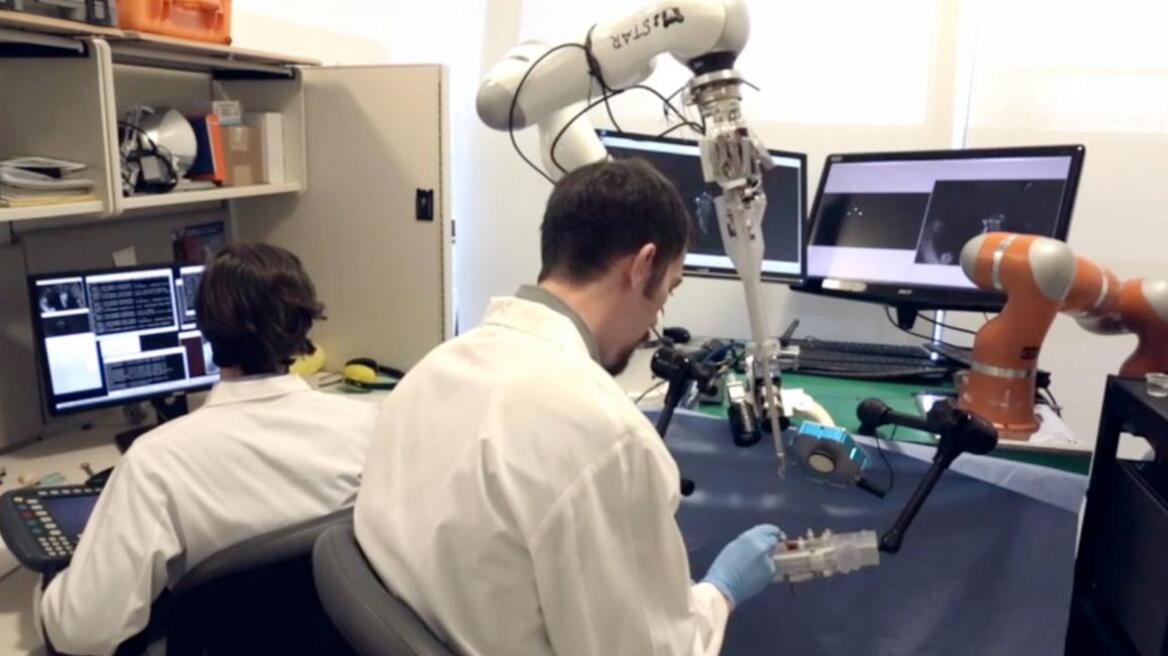 Για πρώτη φορά ένα αυτόνομο ρομπότ έκανε εγχείριση εντέρου!