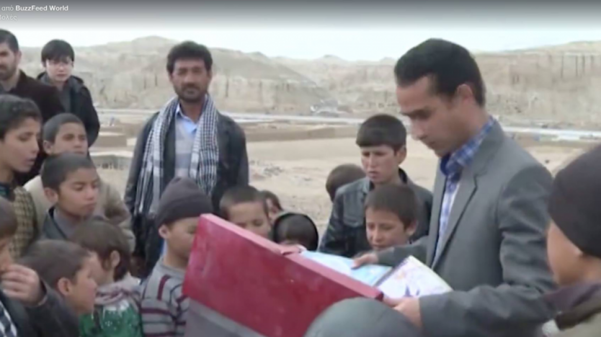 Αφγανιστάν: Δάσκαλος μοιράζει με ποδήλατο βιβλία σε απομακρυσμένες περιοχές