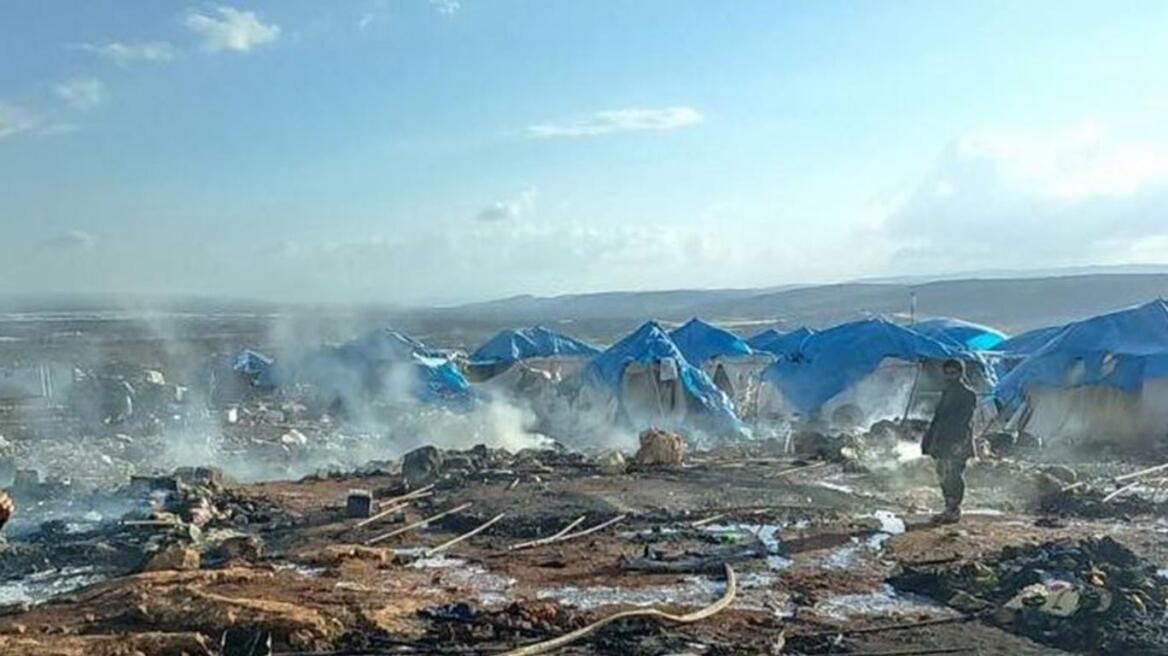 Τουλάχιστον 30 νεκροί από βομβαρδισμό σε καταυλισμό προσφύγων στα σύνορα Τουρκίας-Συρίας