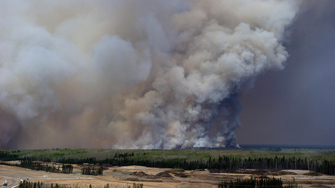 Wildfire in Canada continues to grow (pics+vid)