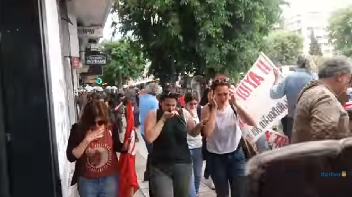 «Ψέκασαν» με χημικά διαδηλωτές έξω από τα γραφεία του ΣΥΡΙΖΑ