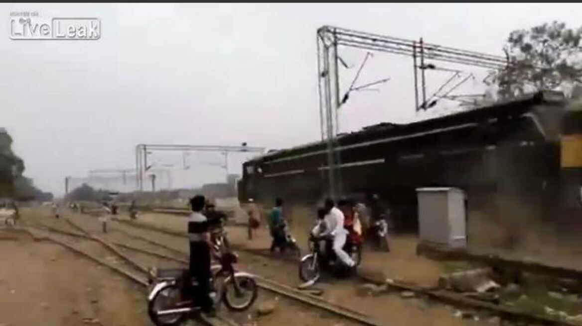 Απίστευτο βίντεο: «Τρελό» τρένο στο Πακιστάν σκορπά τον θάνατο