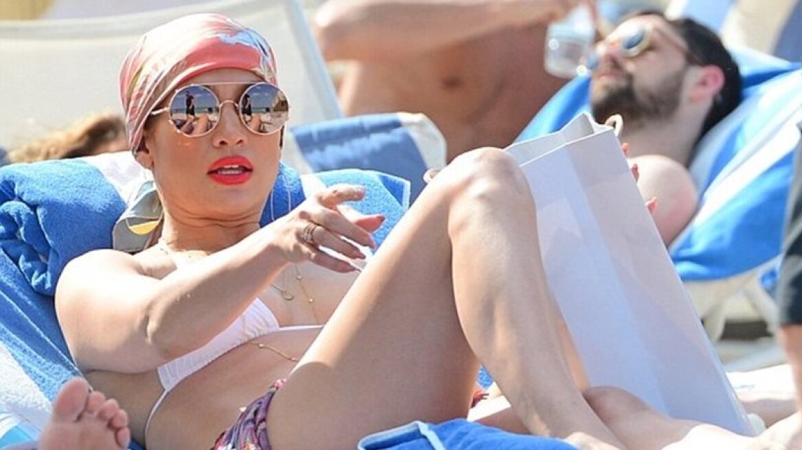 Jennifer Lopez relaxes on Miami Beach (pics)