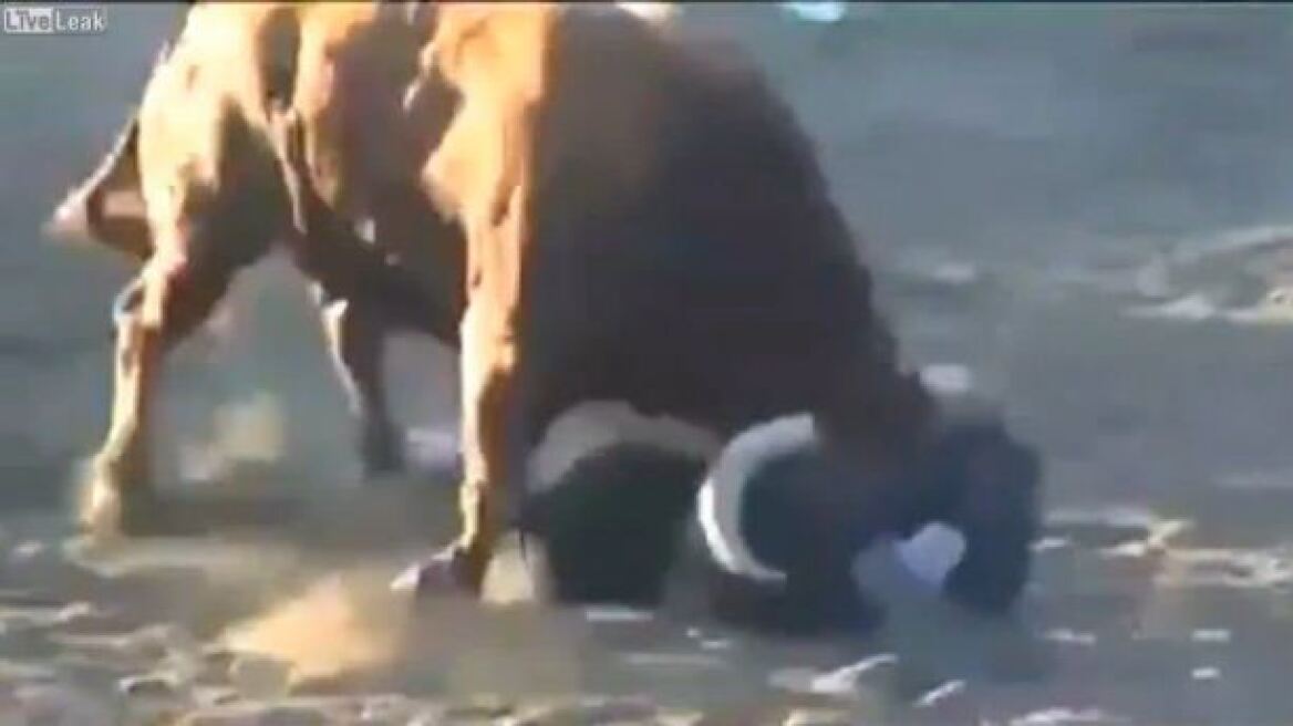 Απίστευτο βίντεο: Δείτε την μανία που ένας ταύρος χτυπά τον παίκτη στο ροντέο