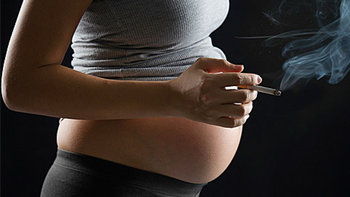 Γαλλία: Τριακόσια ευρώ επίδομα στις εγκύους για να κόψουν το κάπνισμα