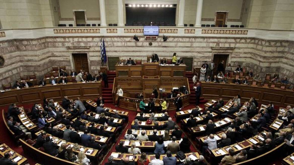 Βουλή-LIVE: Μέσα «ναι σε όλα» από ΣΥΡΙΖΑ-ΑΝΕΛ, έξω όργη λαού